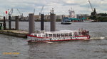 LÜTTE DEERN (ENI 05103260) am 26.8.2014, Hamburg, Elbe, Höhe Überseebrücke /

Hafenrundfahrtbarkasse / Lüa 15,27 m, B 3,75 m, Tg 1,43 m / 1 Diesel, 124 kW (169 PS) / max. 49 Pass. / gebaut 1930 bei Schiffswerft Poew & Ridder, Hamburg / Eigner: Barkasswen Meyer, Hamburg / seit 2014 „Kunstschiff“ gestaltet durch die Berliner Künstlerin Julia Benz /
