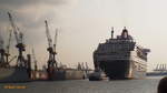 QUEEN MARY 2 (IMO 9241061) am 27.5.2016, Hamburg, Elbe / Eindocken in das  Trockendock Blohm+Voss  Elbe 17 / nach dem Drehen rückwärts einschleppen /

Passagierschiff / Cunard Line / 148.528 BRZ / Lüa 345,03 m, B 41 m, Tg  m / 4 Diesel, Wärtsilä 16V46C, ges. 67.200 kW (91.392 PS), 2 Gasturbinen, GE Marine, LD 2500 T ges. 59.660 Kw (81.115 PS), ges. 126.870 kW (172.495 PS), 4 E-Fahrmotore 86.000 Kw (116.927 PS), 4 Pods, 26,5 (30) kn /  2705 Pass. / gebaut 2003 bei Chantiers de l ´Atlantique, St. Nazaire / Heimathafen: Southampton  bis 2011, Hamilton, seit 2011 / 
2016 Umbau + Generalüberholung für ca. 100 Mill. Euro bei Blohm + Voss, Hamburg, Master Refit mit u.a. 50 neue Kabinen, 4 neue Abgaswaschanlagen (Scubber) + Abgasfilter, Erneuerung der Klasse /
