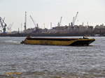 CONTAINERTAXI am 16.3.2017, Hamburg, Elbe, Höhe Überseebrücke /
Leichter (Barge) ohne Eigenantrieb / Lüa 76,5 m, B 11,4 m, Innenraum: L 64,7 m, B ca. 8 m  / Ladekapazität bis 60 TEU oder 1200 t / Eigner: Eckelmann Gruppe / Dieser Typ wurde entwickelt um u.a. die Straßen im Hafen beim Containertransport zwischen den Terminals zu entlasten. Auch der Verkehr zwischen Häfen z.B. Hamburg – Brunsbüttel kann so kostengünstig und umweltschonend durchgeführt werden.
