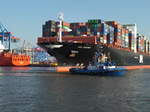 FAIRPLAY IX (3) (IMO 9725093) als Kopfschlepper beim Wenden der APL CHANGI (IMO 9631981) am 11.5.2017, Hamburg, Elbe im Wendebecken vor dem Waltershofer Hafen  /
Bauname: MOL  QUALITY  (1.6.2013) - APL  ADVANCE (1.6.2013-1.7.2015) - APL CHANGI (seit 1.7.2015) /
