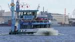 Die Hadag Hafenfähre St.Pauli ist unterwegs auf der Linie 62 von Landungsbrücken nach Finkenwerder kurz vor der Ankunft in Neumühlen(Övelgönne).
(Bild: Juli 2017)