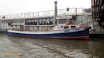 LARA (H 3043) am 16.7.2017, Hamburg, Elbe, Innenkante Landungsbrücken /
Rundfahrtbarkasse / Lüa 16,5 m, B 3,6 m, Tg 1,3 m / 1 Diesel, 100 kW (135 PS) / 71 Fahrgäste / gebaut 1924 bei Menzer, HH-Bergedorf /
