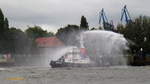 BERNE (IMO 8500422) am 31.8.2017, Salutspritzen zur Taufe der 4 L&R Schlepper,  Hamburg, Elbe Höhe Steinwerder /
VSP Tractor Schlepper / BRZ 229 / Lüa 28,59 m, B 8,8 m, Tg 4,5 m / 2 Diesel, ges. 1.600 kW (2.176 PS), 12 kn Pfahlzug 30,5 t / Feuerlöscheinrichtung / Eigner: Boluda-URAG, Flagge Deutschland, Heimathafen Bremen /

