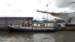BILLWERDER (H 3421) am 21.8.2017, Hamburg, Elbe, Liegeplatz Überseebrücke / im neuen Farbkleid: blauer Rumpf / 
 
Barkasse / Lüa 16,48 m, B 3,9 m / Aufgaben lt. HPA: Verbringen von Personen innerhalb des Baggerbetriebes und leichte Schlepparbeiten  / 
