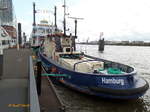 HEINRICH HÜBBE (ENI 0510890) (H 4001) am 21.8.2017, Detailansicht / Hamburg, Elbe Überseebrücke / im neuen Farbkleid: blauer Rumpf / 

Schlepper+Eisbrecher der Hamburg Port Authority (HPA) / Lüa 21,8 m, B 5,7 m, Tg 2,7 m / 1 Deutz-Diesel, 441 kW, 11,23 kn / 1974 bei Aug. Pahl, Hamburg-Finkenwerder / 17.10.2013 bei einem missglückten Manöver am Bagger ODIN auf der Elbe in Höhe der Insel Neßsand gesunken / Bei Hitzler in Lauenburg wieder flott gemacht /
