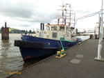 HEINRICH HÜBBE (ENI 0510890) (H 4001) am 21.8.2017, Detailansicht / Hamburg, Elbe Überseebrücke / im neuen Farbkleid: blauer Rumpf / 

Schlepper+Eisbrecher der Hamburg Port Authority (HPA) / Lüa 21,8 m, B 5,7 m, Tg 2,7 m / 1 Deutz-Diesel, 441 kW, 11,23 kn / 1974 bei Aug. Pahl, Hamburg-Finkenwerder / 17.10.2013 bei einem missglückten Manöver am Bagger ODIN auf der Elbe in Höhe der Insel Neßsand gesunken / Bei Hitzler in Lauenburg wieder flott gemacht /
