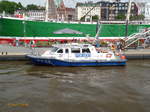 WS 23 am 23.5.2017, Hamburg, Elbe, an der Überseebrücke /

Streifenboot der Wasserschutzpolizei Hamburg / Lüa 17,75 m, B 4,9 m, Tg 1,4 m / 346 kW, 12 kn / Baujahr 2001 /
