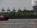Hamburg, Elbe am 15.5.2018: Schleppverbindungstrosse zwischen Seeschiff und Assistenzschlepper 