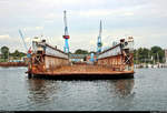 Blick während einer Hafenrundfahrt auf das Schwimmdock der Lindenau Werft GmbH im Kieler Hafen.