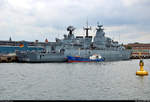 Blick während einer Hafenrundfahrt auf die Fregatte  Mecklenburg-Vorpommern  (F 218) der Deutschen Marine, die zusammen mit dem Motortanker  Travetank  im Marinestützpunkt Kiel des