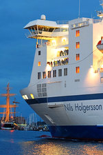 NILS HOLGERSSON verlässt am Abend des 15.07.2016 den Hafen von Lübeck-Travemünde. Gegen 22.20 Uhr passiert das zur TT-Line gehörende Fährschiff die Viermastbark PASSAT und fährt in die Nacht hinein, Trelleborg entgegen. 