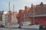 Stagsegelschoner KRISTA RUD (links im Bild) neben der im Hafen von Lübeck liegenden INGRID.