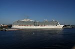 Am 06.06.2016 liegt die Regal Princess am Kreuzfahrtterminal Warnemünde. An der Werft liegt ein Ponton der Firma Bugsier. Das Foto wurde vom Sonnendeck des Fährschiffes Berlin aufgenommen.