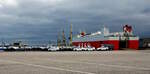 05.03.24, die 100m lange WESER HIGHWAY verlädt Fahrzeuge im Hafen von Rostock.