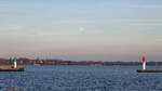 Nord-und Mittelmolenfeuer des Stralsunder Hafen's bei zunehmendem Mond. - 02.12.2025