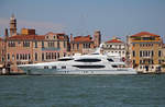 Wenn man so ein Teil sein Eigen nennen kann, hat man alles richtig gemacht. Die unter der Flagge der Cayman Islands fahrende Luxusyacht  Reef Chief  liegt am 20.06.2017 in Venedig vor Anker.