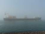 Was fr ein Wetter. In dichtem Nebel verlsst dieser Frachter Rotterdam. Das Bild stammt vom 05.04.2009