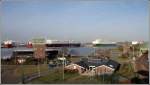 Bremerhavens Bedeutung als Autoumschlaghafen wird an diesem Foto vom 25.10.2008 deutlich. Gleich fnf Autotransporter sind hier im Nord- und Osthafen zu sehen. Von links: TALABOT, das rot-weie Schiff rechts daneben hat am Heck keinen Namen, dann in der Mitte CENTURY LEADER No. 5, MANON und ganz rechts AUTOPRESTIGE. 2007 wurden in Bremerhaven mehr als 2 Millionen Fahrzeuge umgeschlagen.