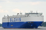 Die Glovis Splendor IMO-Nummer:9702431 Flagge:Marshallinseln Länge:199.0m Breite:35.0m Baujahr:2014 Bauwerft:Hyundai Samho Heavy Industries,Samho Südkorea passiert beim auslaufen aus Hamburg das Willkomm-Höft in Wedel am 27.06.16