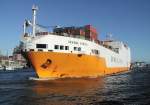 Hamburg - 23.11.04 - Auch Grimaldi Lines, GRANDE AFRICA ,Bj.1998, 214m lang, 18,5kn schnell fr 4900 Pkw's, luft aus.