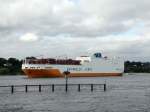 GRANDE BRASIL i Hamburg, Hhe Einfahrt zum Khlfleethafen. Im Vordergrund eine von der Flut bersplte Strmungsumlenkwand.