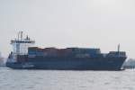 Die Alana IMO-Nummer:9297589 Flagge:Grobritannien Lnge:149.0m Breite:22.0m Baujahr:2004 Bauwerft:Sietas,Hamburg Deutschland Stellpltze fr 868 TEU mit Lotsenboot Lotse 1 am 21.11.09 vor Hamburg