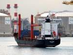 Das Containerschiff AHS St.Georg am 30.10.2013 bei der Ausfahrt aus dem hafen von Barcelona.