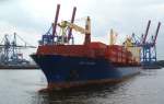 Frachter  Cap Vilano  beim Wenden, mit Hilfe eines Schleppers, vor dem Kai in Hamburg, am 26.07.2011