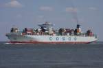 Die 2011 gebaute  Cosco Pride  der Cosco-Gruppe mit einer stolzen Länge von 366 Metern und einem Transportvolumen von 13092 Containern fährt am 21.8.2015 kurz nach 15 Uhr aus Richtung