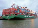 CSCL Pacific Ocean am 21.12.2015 im Waltershofer Hafen in HH.