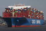 Containerfrachtschiff COSCO SHIPPING UNIVERSE (IMO 9795610); Eigner/Betreiber: COSCO; Datum: 15.08.2025; Aufnahmeort: Elbe/Hafen Hamburg, Deutschland.