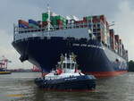 CMA CGM ANTOINE DE ST EXUPERY (IMO 9776418) am 17.6.2023, Hamburg, Elbe, beim Eindrehen in den Parkhafen um den Liegeplatz im Waltershofer Hafen anzusteuernmit dem Bugschlepper  ZP BULLDOG (IMO