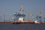 Das Container Schiff  Derby D  liegt am 6.7.2013 am Kai des Container
Terminals in Bremerhaven.