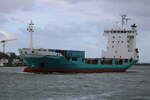 Das Containerschiff Dornbusch auf dem Weg von Hamburg via Rostock nach Kaliningrad beim Einlaufen am Vormittag des 28.05.2022 in Warnemünde. 