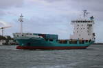 Das Containerschiff Dornbusch auf dem Weg von Hamburg via Rostock nach Kaliningrad beim Einlaufen am Vormittag des 28.05.2022 in Warnemünde.