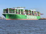 Das große Containerschiff von EVERGREEN Name:  EVER A TOP , am 04. April 2025 bei der Ausfahrt aus dem Hamburger Hafen (Finkenwerder).
