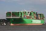 Containerfrachtschiff EVER GENIUS (IMO 9786815); Datum: 26.08.2026; Aufnahmeort: Elbe/Hafen Hamburg, Deutschland.