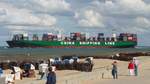 Containerschiff  CSCL Globe  am Duhner Watt bei Cuxhaven, 10.9.2015 