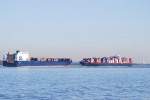 Schiffsbegegnung auf der Elbe bei Twielenfleth zwischen dem Ro-Ro Frachter Atlantic Cartier nach Hamburg einlaufend und dem Containerschiff Hyundai Navarino auslaufend aufgenommen am 01.10.11