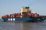 Containerfrachtschiff HMM COLOMBO (IMO 9323508); Eigner/Betreiber: HMM; Datum: 13.08.2025; Aufnahmeort: Elbe/Hafen Hamburg, Deutschland. Das Bild zeigt die HMM COLOMBO vom Bubendey Ufer aus betrachtet.