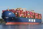 Containerfrachtschiff HMM GDANSK (IMO 9863326); Datum: 25.09.2026; Aufnahmeort: Elbe/Hafen Hamburg, Deutschland.