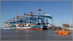 Die beiden uersten Pltze des CT 4 in Bremerhaven sind mit den Maersk-Containerschiffen LARS MAERSK (IMO 9294379, vorne) und SEAGO ANTWERP (IMO 9313905) belegt. Das Lostenboot LLERMANN fhrt die Stromkaje entlang. 02.04.2013