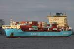 Containerfrachtschiff LAURA MAERSK; (IMO 9944546); Eigner/Betreiber: Maersk; Datum: 08.08.2025; Aufnahmeort: Elbe/Hafen Hamburg, Deutschland. Das Bild zeigt die LAURA MAERSK beim Auslaufen auf Höhe Dockland.