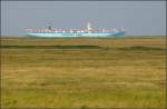 . Containerschiff und Insel - 

Das weltgrößte Containerschiff, die Mærsk Mc-Kinney Møller (Länge: 399 Meter, Breite: 59 Meter) passiert die Insel Mellum bei ihrer zweiten Fahrt nach Bremerhaven.

29.08.2013 (J)