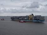 Mearsk Carolina auf der Weser mit den Schleppern RT Tasman und RT Pioneer bei einem
wende manöver am 12.06.2014