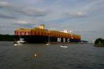 Begleitet von Feuerwehrbooten, Barkassen, Sportbooten und gezogen von geschmückten Schleppern nähert sich die  MSC Zoe  den Waltershofer Hafen, wo 4800 Container umgeschlagen werden sollen.