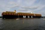 Das neue Rekordschiff  MSC Zoe  hat eine Länge von 395,4 m , eine Breite von 59,00 m und eine Kapazität von 19.224 TEU. Es gehört zur Olympic-Serie. Finkenwerder, 01.08.2015