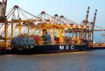 Das 304m lange Containerschiff MSC MELISSA am Morgen des 07.06.17 in Bremerhaven