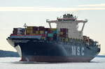 Die MSC LORETTA IMO-Nummer:9230490 Flagge:Panama Länge:304.0m Breite:40.0m Baujahr:2002 Bauwerft:Hyundai Heavy Industries,Ulsan Südkorea nach Hamburg einlaufend vor Blankenese am 25.09.23