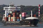 Containerfrachtschiff NORDIC ITALIA;  Aufnahmeort: Elbe/Hafen Hamburg, Deutschland; Datum: 02.10.2025; Info: (IMO 9474395) Das Bild zeigt die NORDIC ITALIA beim Einlaufen vom Rüschpark aus betrachtet mit dem Leuchtfeuer Blankenese im Hintergrund. Containerfrachtschiff NORDIC ITALIA;  Aufnahmeort: Elbe/Hafen Hamburg, Deutschland; Datum: 02.10.2025; Info: (IMO 9474395) Das Bild zeigt die NORDIC ITALIA beim Einlaufen vom Rüschpark aus betrachtet mit dem Leuchtfeuer Blankenese im Hintergrund.